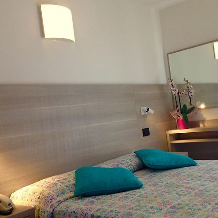 Hotel Daniela Римини Екстериор снимка