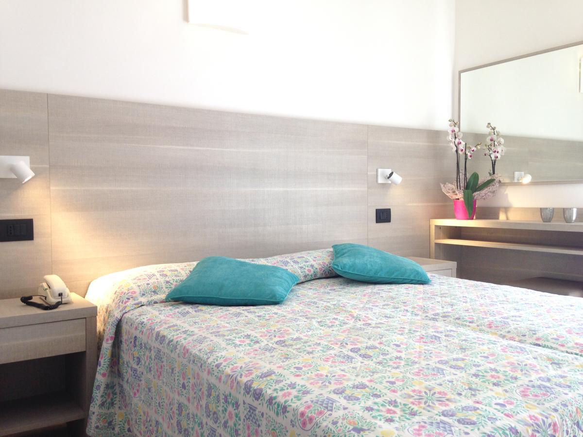 Hotel Daniela Римини Екстериор снимка